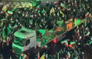 برای اولین‌بار نسل جدید پهپاد‌های انتحاری آرش در تجمع میدان انقلاب تهران رونمایی شدند