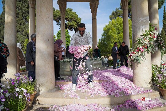 گلباران آرامگاه حافظ شیرازی در روز میمند