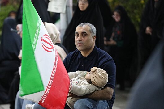 «در روح و جان من می‌مانی ای وطن»/ شور مردم رشت در قرار هشتاد و دوم  ایستادگی برای ایران+فیلم