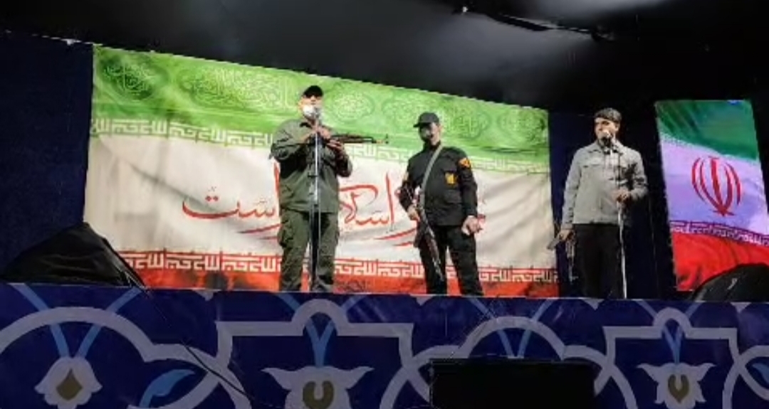 مشق رزم و سلاحشناسی؛ اینبار زیر باران تجمع مردمی رشت +فیلم