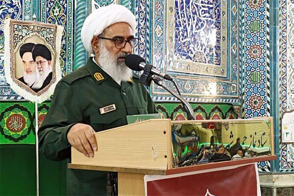 دشمن مانند یک بیمار رفتار می کند که با اجرای خواستههایش سیر نمیشود