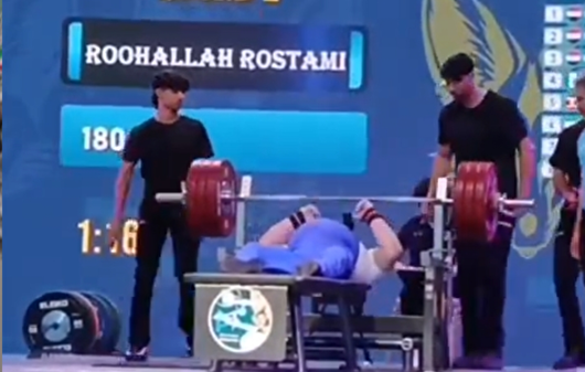 لحظه مهار وزنه ۱۸۰ کیلوگرمی توسط روح اله رستمی ملی پوش پاراوزنه‌برداری کشورمان در مسابقات آزاد الجزایر