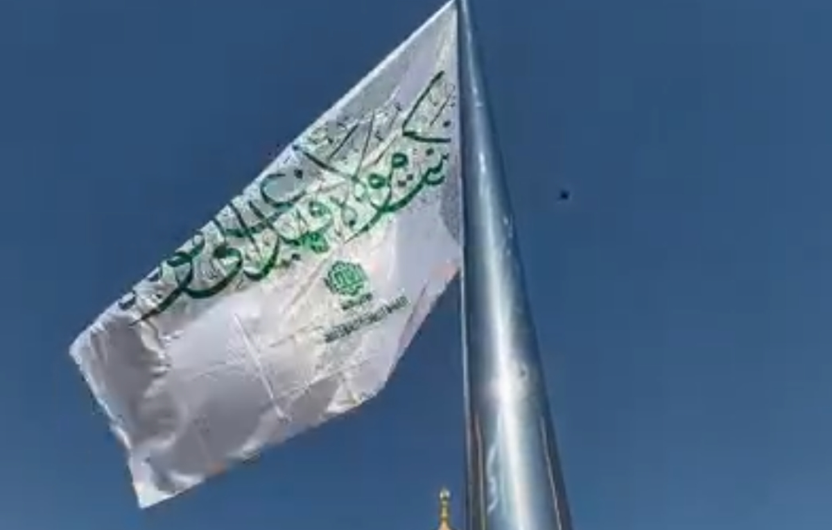 همزمان با ایام بزرگترین عید جهان تشیع پرچم مطهر حرم امیرالمومنین (ع) تعویض شد