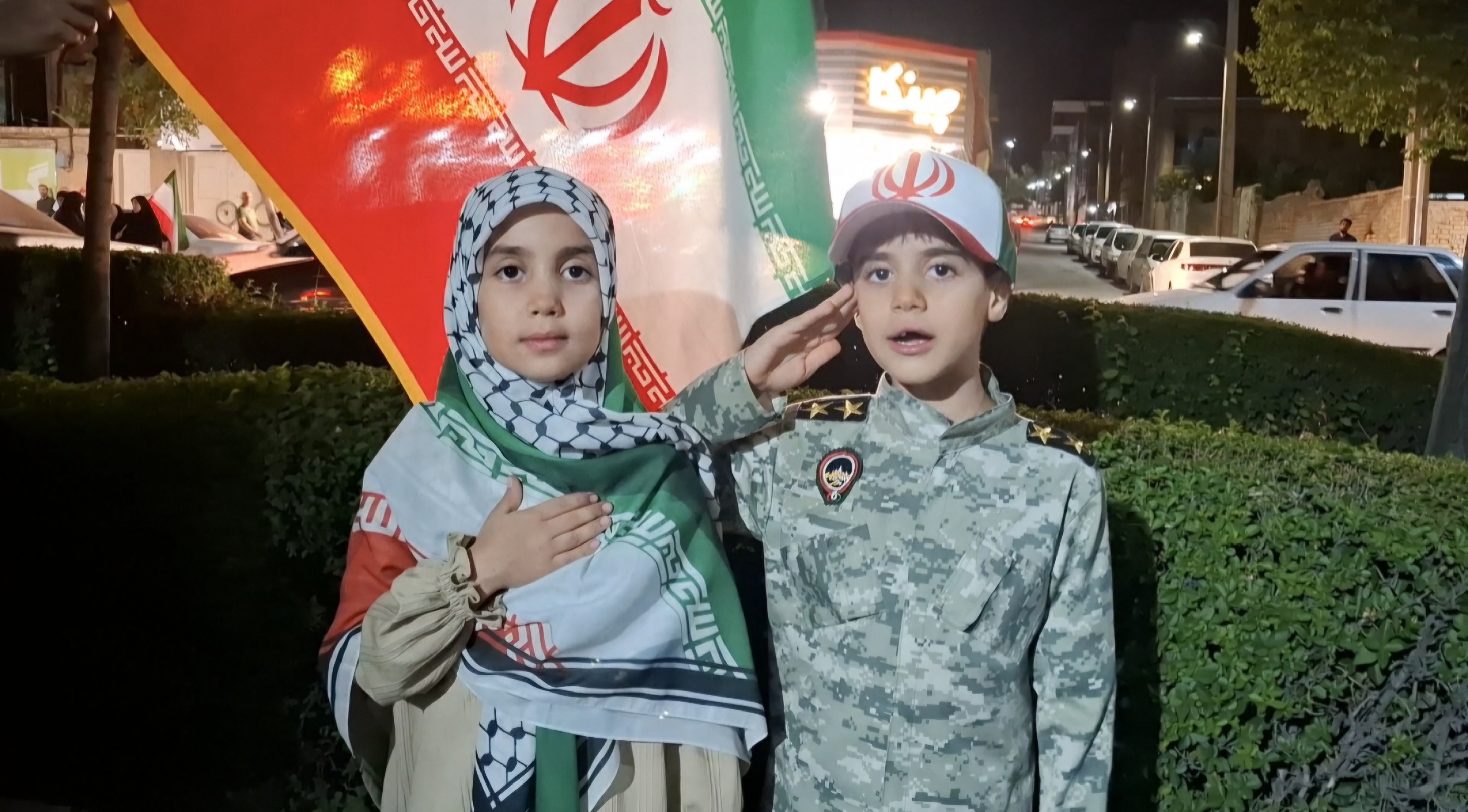 ببینید عشق و ارادت کودکان شهرکرد را به پرچم و انقلاب اسلامی+ فیلم