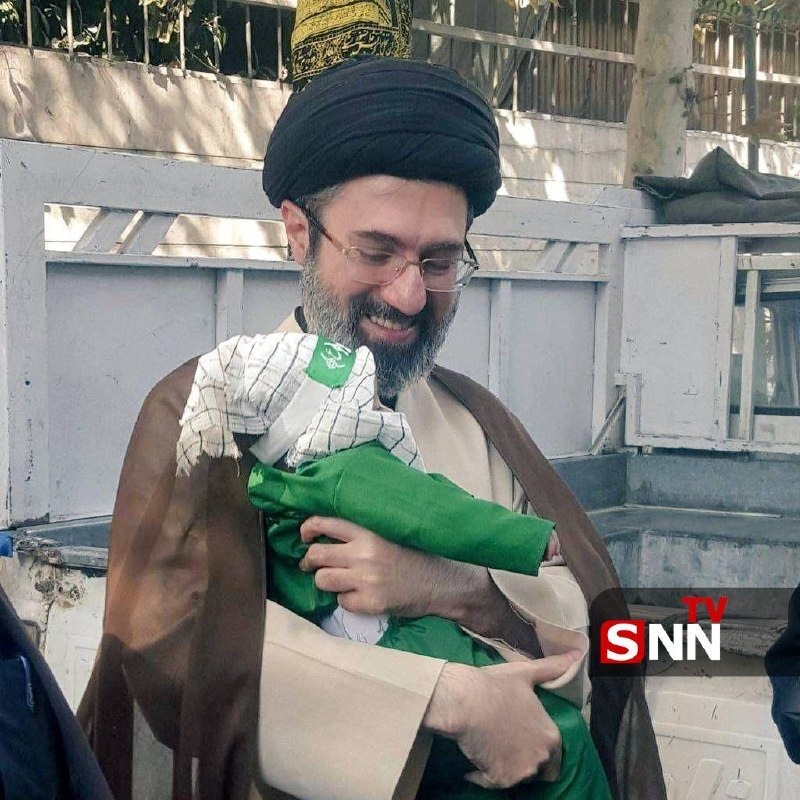 رهبر انقلاب و کودک خردسال در یک قاب+عکس