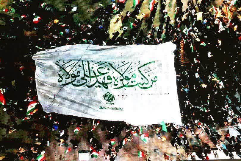 اهتزاز پرچم متبرک حرم امام علی (ع) در کرمان+عکس
