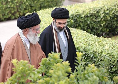 انتشار تصویر ویژه از رهبر انقلاب در کنار امام شهید به مناسبت غدیر