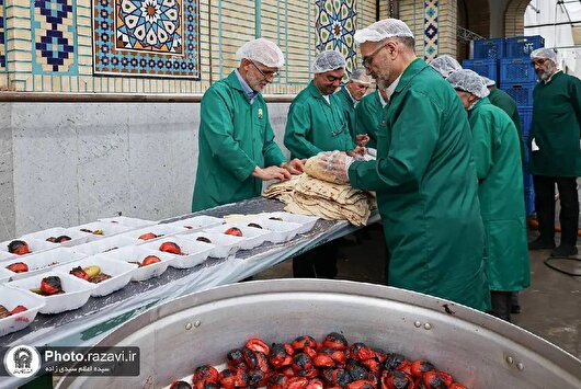 حدود ۵۸ هزار زائر و مجاور مهمان سفره اطعام پدری حرم مطهر رضوی در عید غدیر
