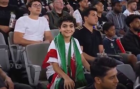 تصویرسازی از حضور «ماکان نصیری» در میان تماشاگران دیدار ایران و نیوزیلند