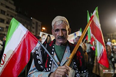 پرچم بر زمین نمی‌ماند + عکس