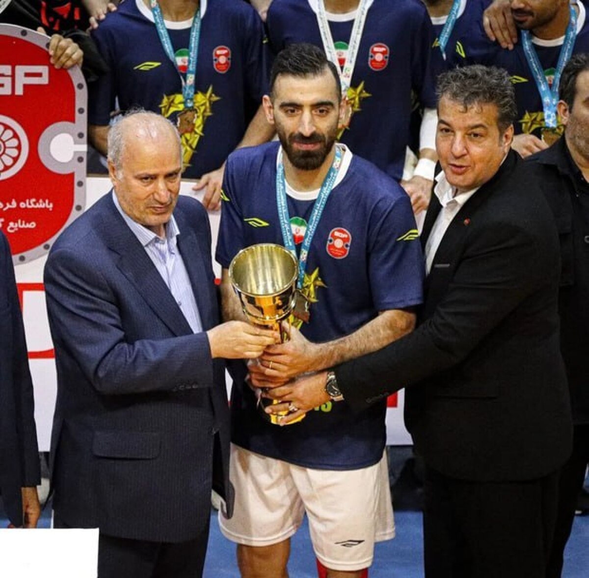 کاپیتان قهرمان لیگ در اصفهان ماندنی شد
