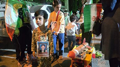 یادبود شهدای دانش‌آموز «شجره طیبه»؛ کاروان ماشین‌های اسباب‌بازی در محله فدک شیراز به حرکت درآمد