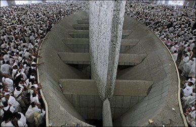 زائران ایرانی نخستین مرحله رمی جمرات را در سرزمین مِنا انجام دادند
