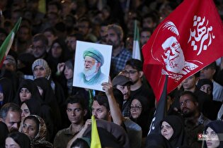 میدان انقلاب شاهد سوگواری مردم در هشتاد و هشتمین شب فراق رهبر شهید است+فیلم