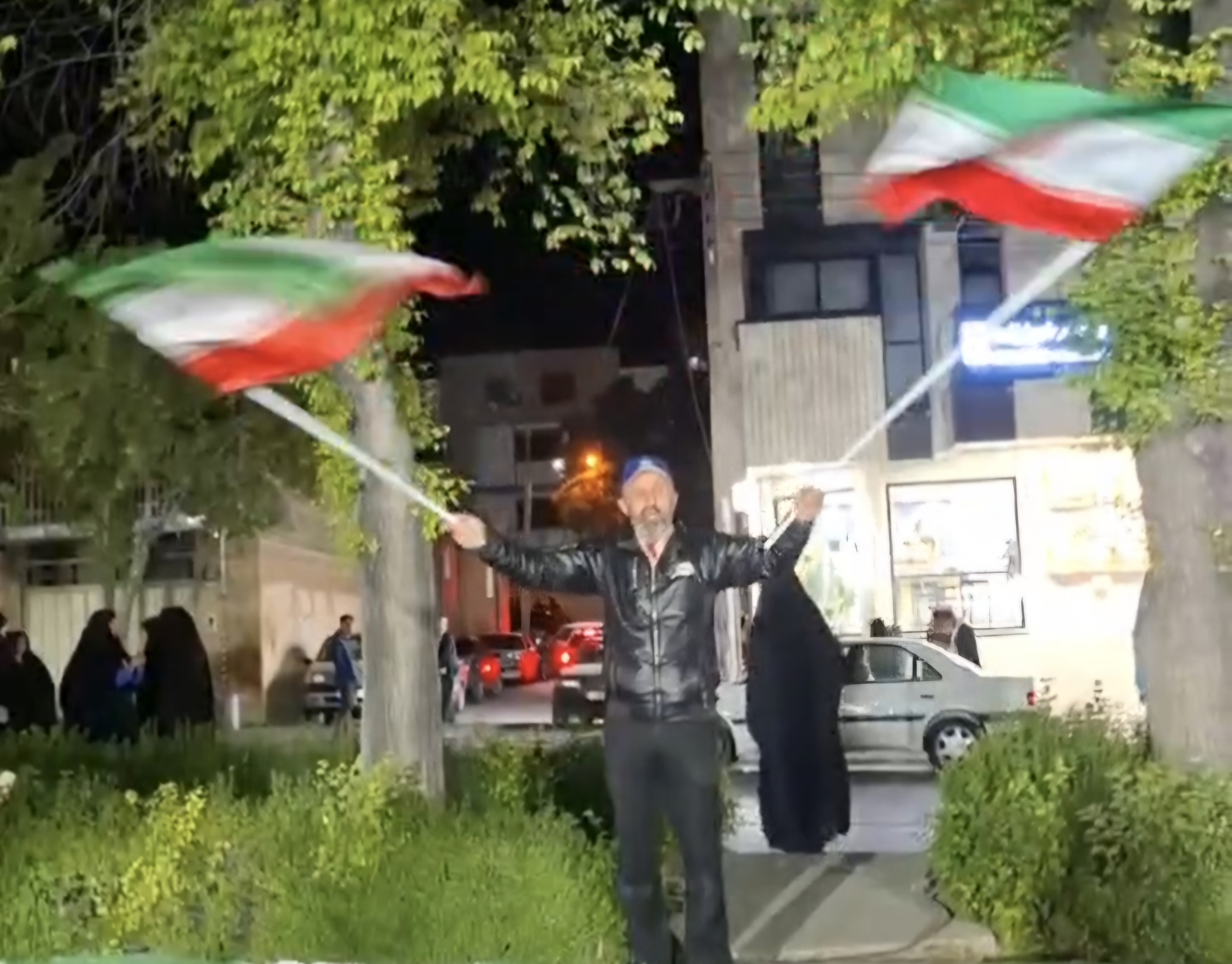 پرچم گردانی کف خیابان سن و سال نمیشناسد + فیلم