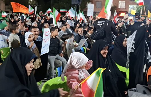 پرچم گردانی کف خیابان سن و سال نمی‌شناسد + فیلم
