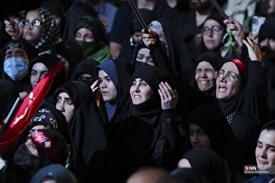 میدان‌داری بانوان قمی در مراسم تشییع پیکر مطهر شهیده اعظم سراجی نژاد + فیلم
