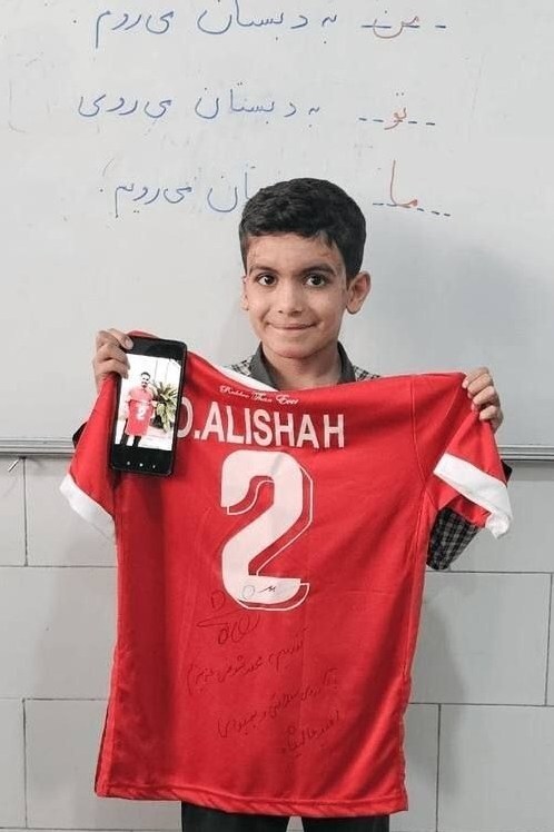 هدیه کاپیتان پرسپولیس به یکی از بازماندگان مدرسه میناب + عکس هدیه کاپیتان پرسپولیس به یکی از بازماندگان مدرسه میناب + عکس
