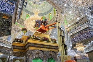 ضریح مطهر حضرت اباعبدالله الحسین (ع) به مناسبت میلاد حضرت فاطمه (س) گل‌آرایی شد.
