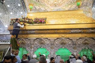 ضریح مطهر حضرت اباعبدالله الحسین (ع) به مناسبت میلاد حضرت فاطمه (س) گل‌آرایی شد.
