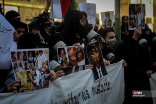 تجمع  دانشجویان مقابل سفارت آلمان