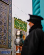 نسیم ماه شعبان این بار با عطر نام «عباس» وزیدن گرفته و دل‌های ارادتمندان را به سوی بین‌الحرمین پرواز می‌دهد. در این ایام خجسته، حرم مطهر امام مهربانی‌ها، حضرت علی‌بن‌موسی‌الرضا (ع)، یکپارچه غرق در سرور و شادمانی است. خادمان بارگاه منور رضوی با نصب کتیبه‌ه