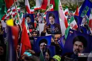 اجتماع مردم شیراز برای بیعت با آیت‌الله سید مجتبی خامنه‌ای