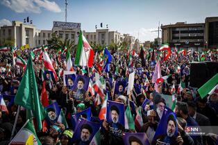 اجتماع مردم شیراز برای بیعت با آیت‌الله سید مجتبی خامنه‌ای