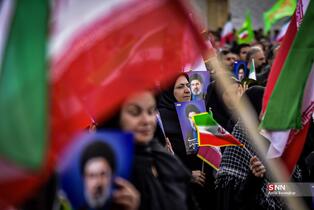 اجتماع مردم شیراز برای بیعت با آیت‌الله سید مجتبی خامنه‌ای