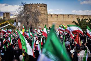 اجتماع مردم شیراز برای بیعت با آیت‌الله سید مجتبی خامنه‌ای