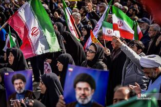 اجتماع مردم شیراز برای بیعت با آیت‌الله سید مجتبی خامنه‌ای