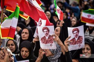 اجتماع مردم شیراز برای بیعت با آیت‌الله سید مجتبی خامنه‌ای