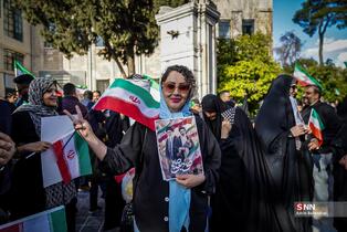 اجتماع مردم شیراز برای بیعت با آیت‌الله سید مجتبی خامنه‌ای