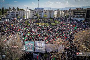 اجتماع مردم شیراز برای بیعت با آیت‌الله سید مجتبی خامنه‌ای