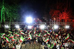 اجتماع مردم و هنرمندان در باغ فردوس تهران برای ایران