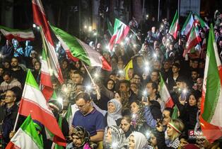 اجتماع مردم و هنرمندان در باغ فردوس تهران برای ایران