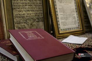 مراسم بزرگداشت شهادت رهبر انقلاب اسلامی توسط جامعه کلیمیان در کنیسه یوسف آباد