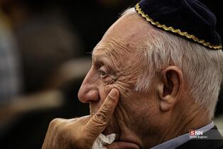 مراسم بزرگداشت شهادت رهبر انقلاب اسلامی توسط جامعه کلیمیان در کنیسه یوسف آباد