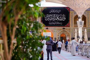 با نزدیک شدن به ۳۰ ذی‌القعده، سالروز شهادت امام جواد(ع)، حال و هوای نجف اشرف دگرگون شده است. آستان مقدس علوی طبق سنتی دیرینه، کتیبه‌های مزین به نام مبارک امام نهم را در صحن و سرای حیدری نصب کرده است تا پیام‌آور غربت و شهادت مظلومانه جوان‌ترین امام شیعیان 
