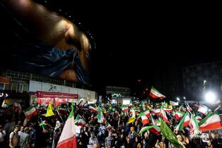 اجتماع شبانه مردمی در حمایت از مدافعان وطن _ میدان ولیعصر (عج) تهران