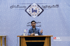 علی صدری نیا کارگردان طنز سیاسی دکترسلام در جمع داننشجویان