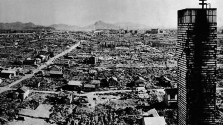  آمریکا در روز دوشنبه ۱۵ مرداد ۱۳۲۴ با یک بمب اتمی به نام «پسر کوچک» هیروشیما-یکی از شهرهای ژاپن را نابود کرد. 