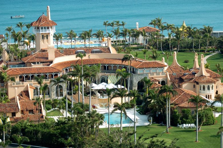 عمارت «مار-ئه-لاگو ـــ Mar-a-Lago» در سال ۱۹۲۷ با هدف اقامت روسای جمهور آمریکا در شهرک پلم_بیچ ساخته و به دولت آمریکا اهدا شد تا به عنوان «کاخ سفید زمستانه» مورد استفاده قرار گیرد. هزینه ساخت این عمارت ۷ میلیون دلار (به پول امروز قریب به ۱۲۰ میلیون دلار) بود. 