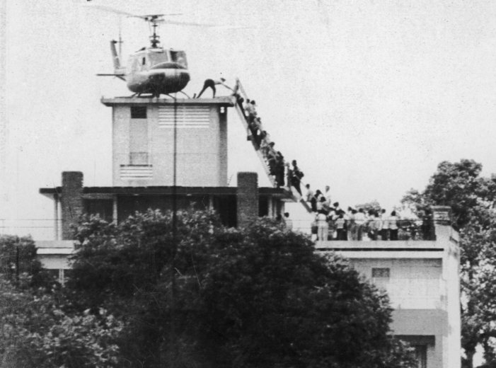 مامور آمریکایی نردبان را زمین می‌اندازد و اجازه نمی‌دهد ویتنامی‌هایی که با واشنگتن همکاری می‌کردند همراه او سوار هلی کوپتر شوند!