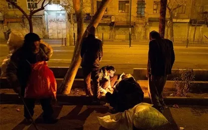 ادامه تجمع معتادان در کوچه اوراق چی&zwnj;ها+ فیلم/چرا بعضی کارتن&zwnj;خوابها ماندن در خیابان را به گرمخانه&zwnj;های گرم ترجیح می&zwnj;دهند؟
