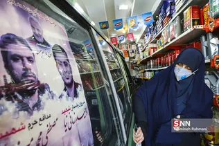 خانم کاظمی از فرصت پیش آمده استفاده کرده و ماشین خود را تمییز می کند.