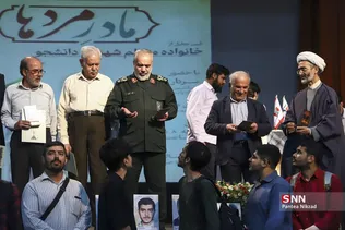 تجلیل از خانواده شهدای دانشجو