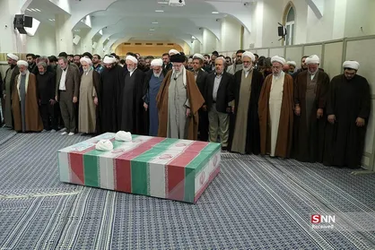 اقامه نماز رهبر انقلاب اسلامی بر پیکر شهیدان حجج&zwnj;اسلام رازینی و مقیسه