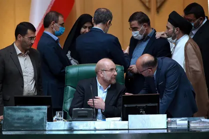 نمایندگان از پاسخ وزیر کار درباره نحوه هزینه کرد منابع حاصل از فروش شستا قانع نشدند و شریعتمداری دومین کارت زرد خود را از مجلس گرفت.