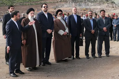 ملت شریف ایران با ابراز نگرانی مراتب وفاداری و قدردانی خویش نسبت به خادمان خود را بروز داده است